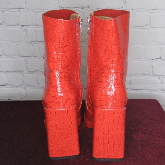 NWOB Discontinued Style Nasty Gal Red Faux Crocodile Square Platform Boots EU39 - Picture 4 of 10